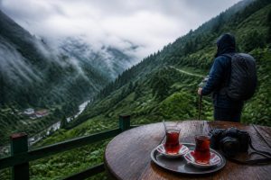 Çeçeva Çay Bahçesi’nde Ne Kadar Kalınır? Fotoğraf, Yürüyüş ve Yağmurlu Hava Planı