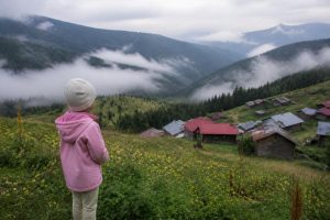 Huser Yaylası’na Çocukla Gidilir mi? Yol, Soğuk ve Bekleme Süresi Açısından Aile Rehberi