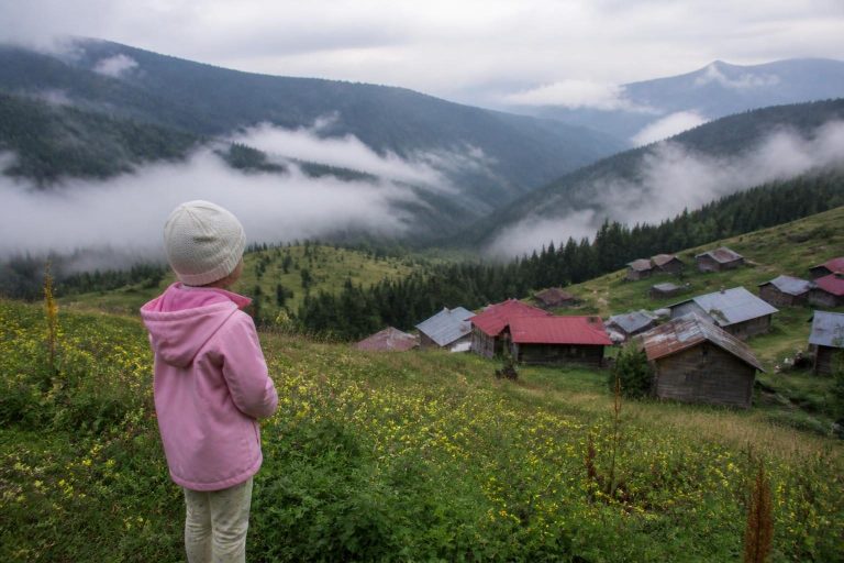 Huser Yaylası’na Çocukla Gidilir mi? Yol, Soğuk ve Bekleme Süresi Açısından Aile Rehberi